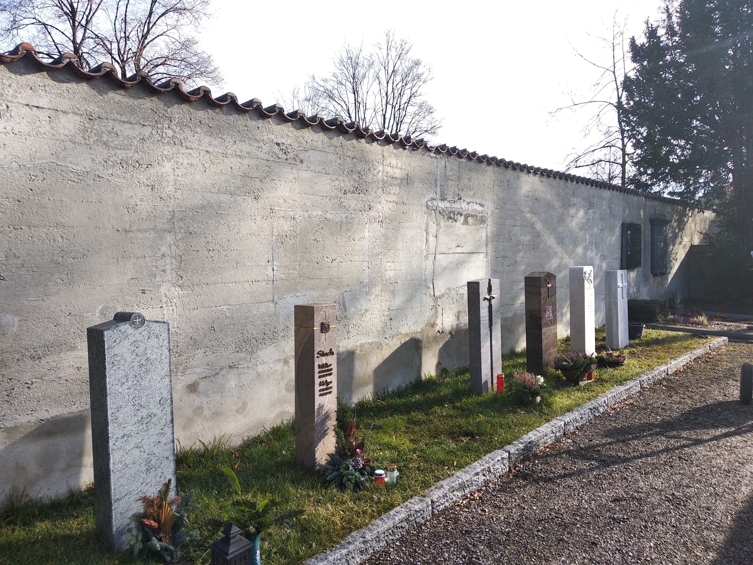 Grabstein mit Kreuz — Stele aus Naturstein — STOI Steinmetzwerkstatt