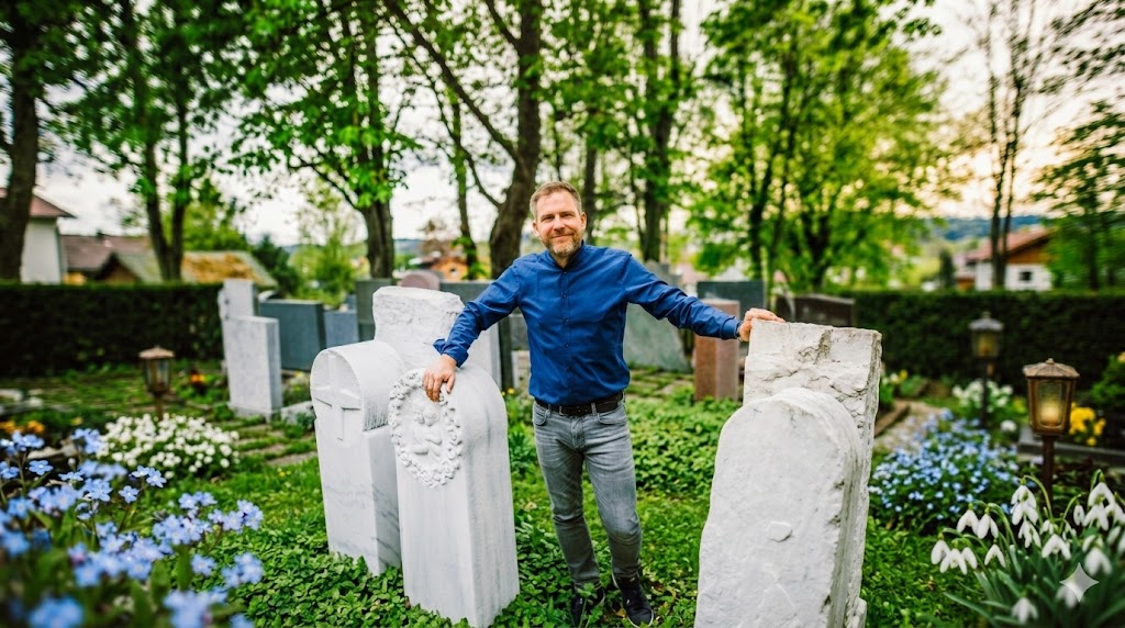 Elternpaar im Beratungsgespräch mit Daniel Probst-Bosch über einen Kindergrabstein — STOI Steinmetzwerkstatt Kempten