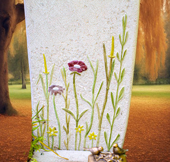 Grabstein mit handgemeißeltem Pflanzen- und Blumenmotiv