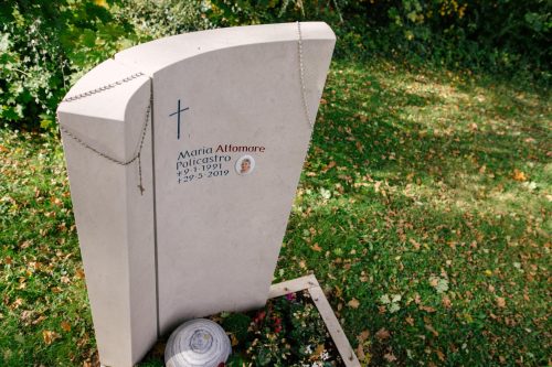 besonders und schöner Grabstein handwerklich bearbeitet